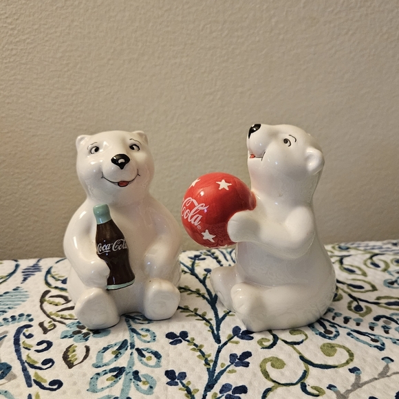 Coca cola bears salt and pepper shakers - Picture 7 of 9